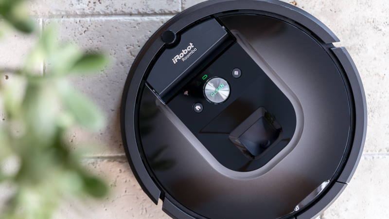 Un aspirateur robot.